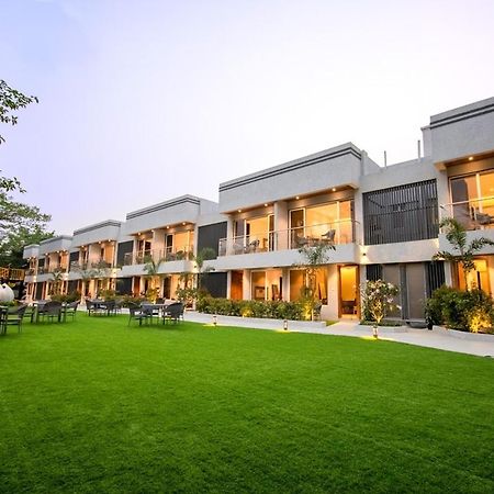 Meritas Aura Resort Lonavala Exteriör bild