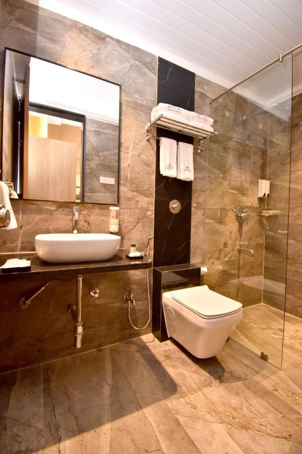 Meritas Aura Resort Lonavala Exteriör bild