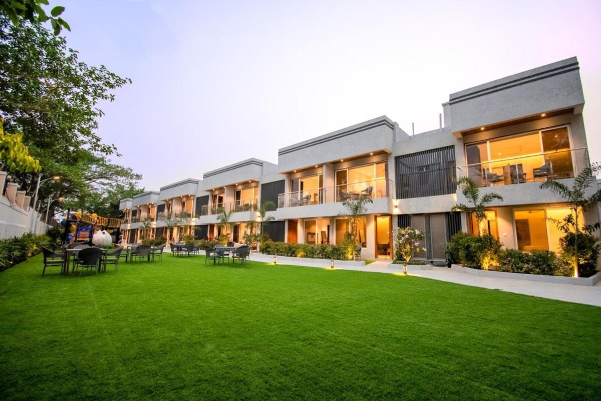 Meritas Aura Resort Lonavala Exteriör bild