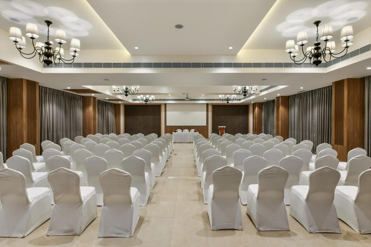 Meritas Aura Resort Lonavala Exteriör bild