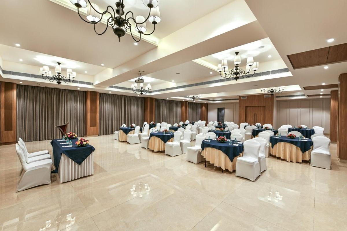 Meritas Aura Resort Lonavala Exteriör bild